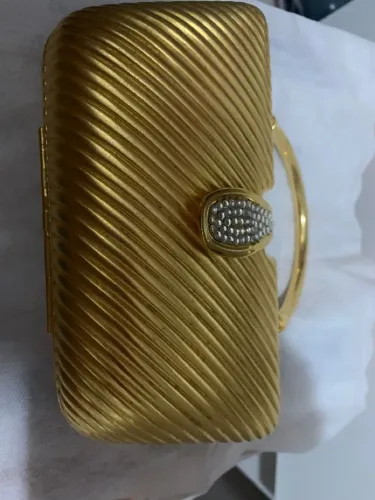 Bolsa de mão dourada com detalhes em strass