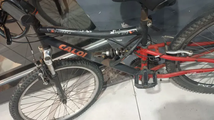 Vendo bicicleta com amortecedor traseiro e dianteiro com marchas.