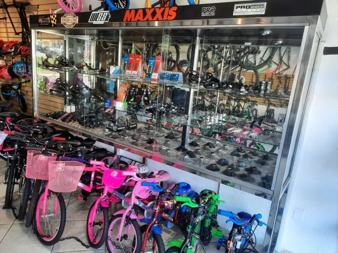 VENDO VITRINE INOX medindo 3,00x2,00x0,50 (área exp 3,00x1,00x0,50) portas de correr