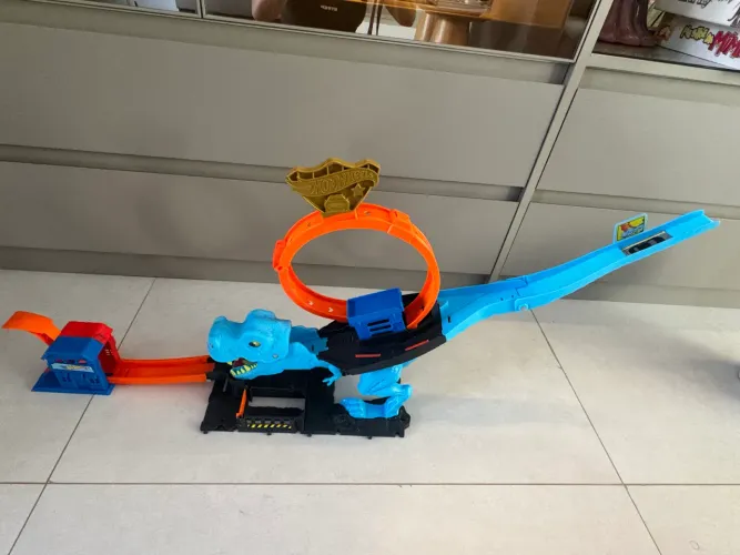 Hot Wheels pista com loop dinossauro gigante