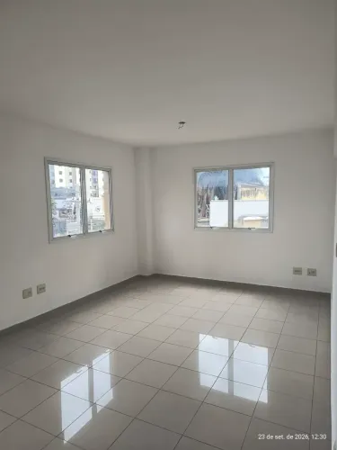 Sala comercial, excelente localização, iluminada, recepção, 1 vaga, piso frio elevado