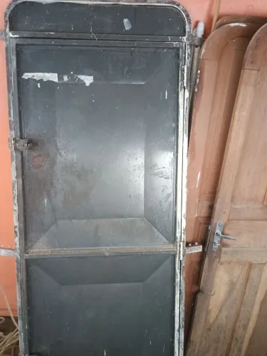 Vendo pia ,janela e porta de ferro usados em bom estado