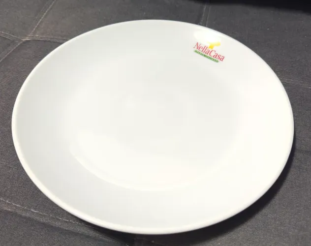 70 PRATOS DE PORCELANA GRAVADOS 28cm, PESO CERTO 0,765gr Franquia Nella Casa novos