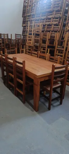 Mesa de madeira com oito cadeiras tudo em madeira maciça $3.999,00 no Pix entregamos