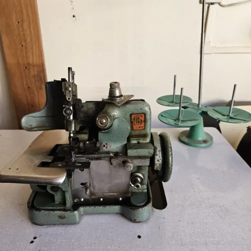 Máquina de costura overloque overlock 127v usada 