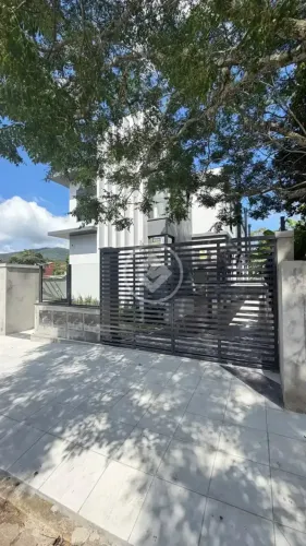 Casa Geminada Recém-Construída no Córrego Grande