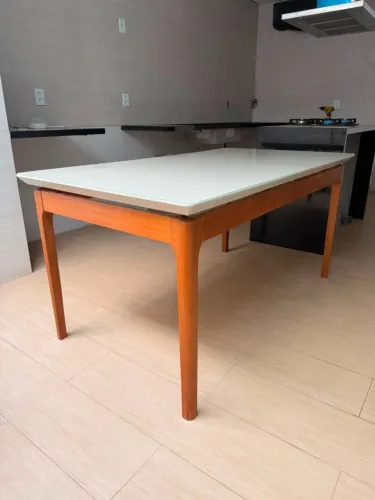 Mesa madeira, tampo de vidro com detalhes ao redor (Obs: Somente a mesa)