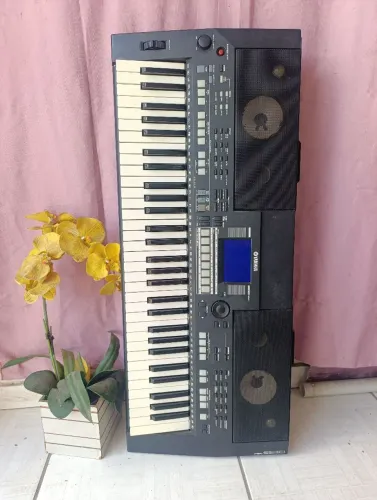 Lindo teclado Yamaha PSR S550b semi novo interesse 