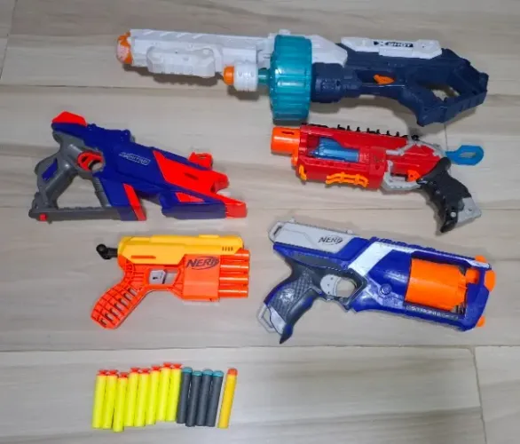 2 nerfs de dardo, 1 nerf de carrinho e 2 xshot de dardo acompanhadas de 13 dardos