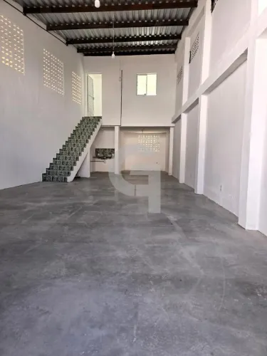 Galpão de 100m² com banheiros e escritório no Lot. Colina da Fonte em Itapuã