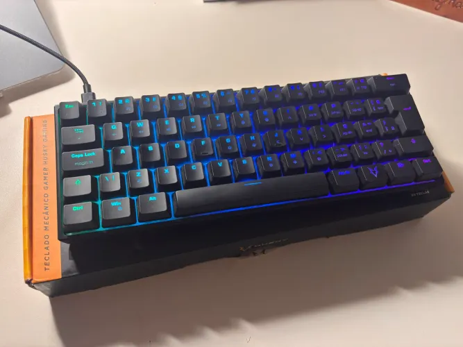 Teclado Mecânico Gamer Husky Gaming Blizzard, 60%, Switch Gateron Red, ABNT2, RGB