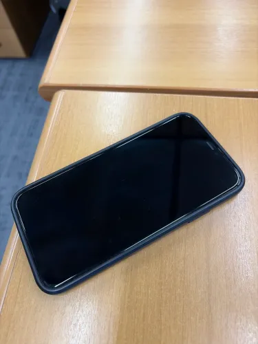 iPhone 11 - excelente estado 74%