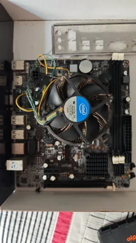 Placa-mãe iSync H61 (modelo ISYNCONEH61) com processador Core I5 de 3° geração