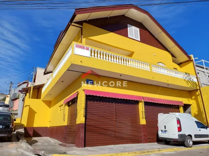 Casa em Avenida Tancredo de Almeida Neves - Vista Alegre - Campos do Jordão/SP