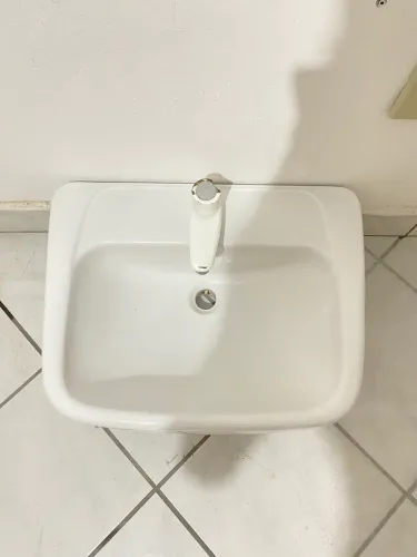 Vende-se Lavatório pia Branco Deca Com Torneira.