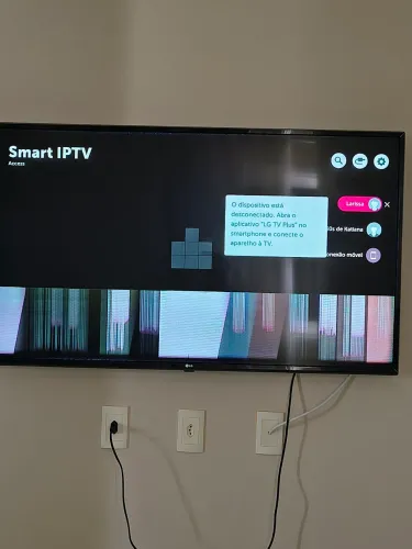 Vendo TV com defeitos na tela.