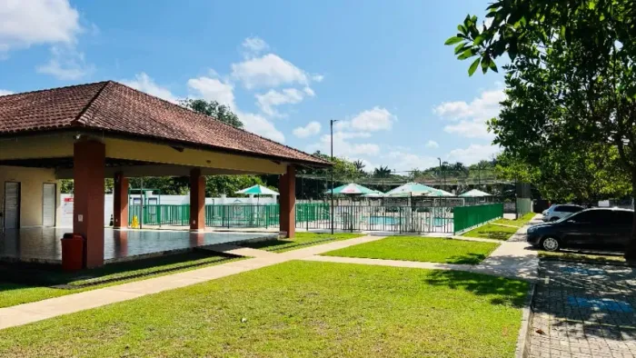 Apartamento mobiliado com 2 quartos sendo uma suíte e vaga de garagem.