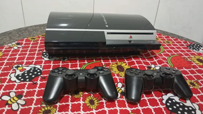 PlayStation 3 fat piano no estado não ligou mais dois controles precisa de reparo
