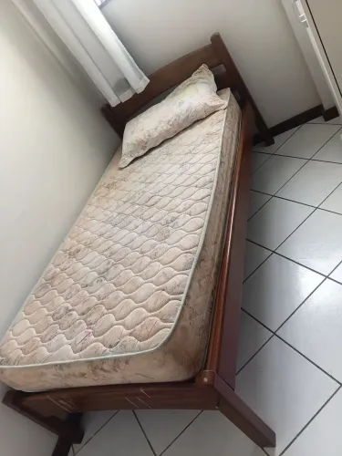 Vendo cama madeira macissa com colchão