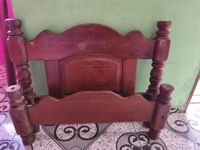 Estrado+ cama de madeira