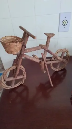 Item para decoração de jardim. Uma linda biciclete de madeira e cipó