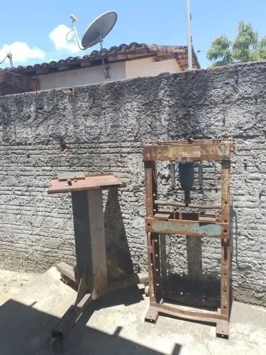 Mesa de ferro e prensa para conserto 