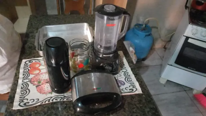 Liquidificador e tudo que tem na foto