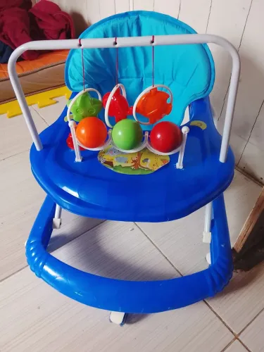 Andador menino com briquedos lindo