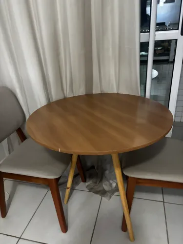 Mesa com 2 cadeiras