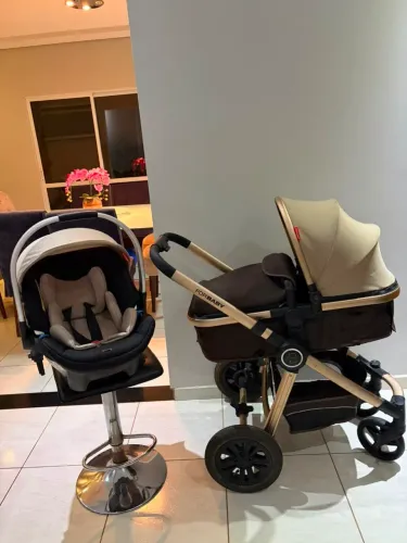 Carrinho de bebê Moisés com bebê conforto