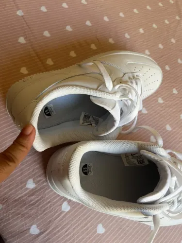Nike Air Force 1 ?07, na versão masculina, branco sobre branco (Triple White)