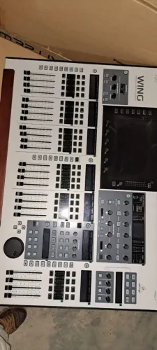 MESA DE SOM BEHRINGER WING FULL