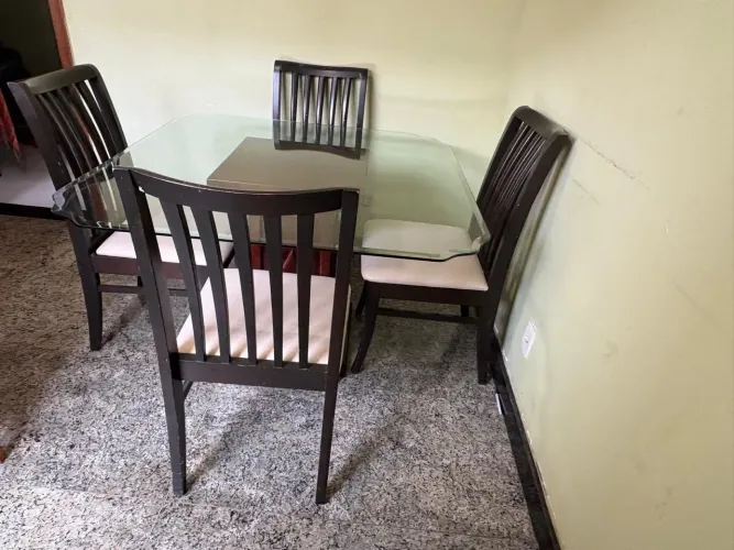 Mesa de vidro com base de madeira maciça, 4 lugares + 4 cadeiras
