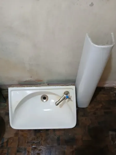 Pia de banheiro com coluna