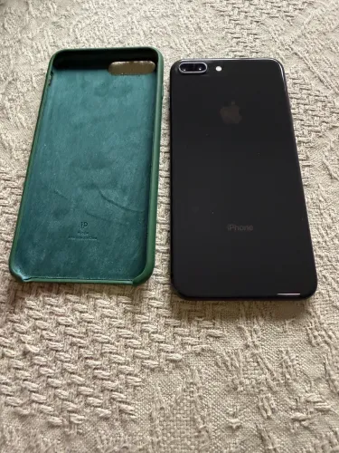 Vende-se Iphone 8 / 64GB em ótimo estado de conservação.