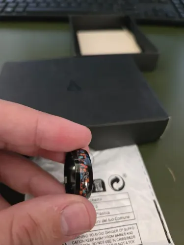 anel de tungstênio preto com detalhes coloridos