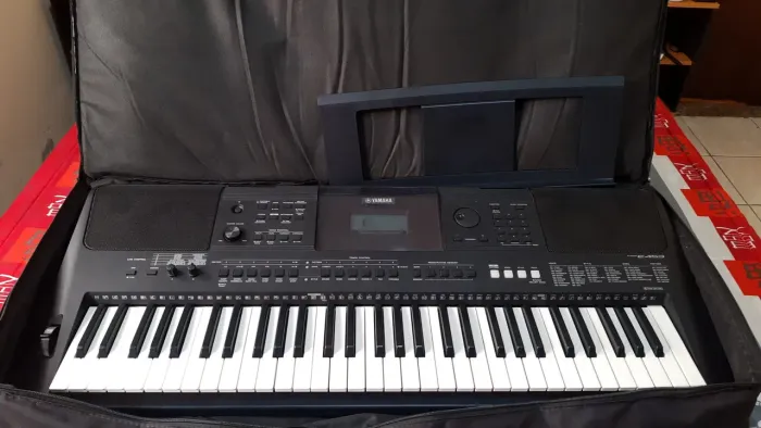 Teclado completo. Porta partituras, Case, suporte, fonte e pedal. Excelente qualidade. 