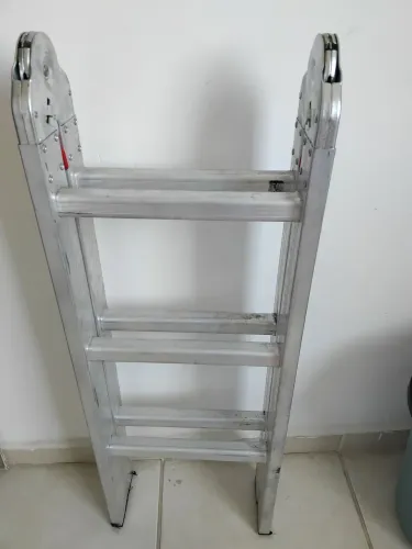 Escada articulada em alumínio 