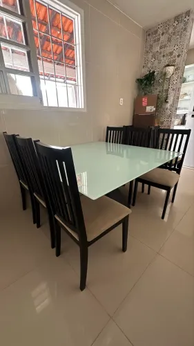 MESA COM TAMPO DE VIDRO, PE DE MADEIRA, COM 8 CADEIRAS