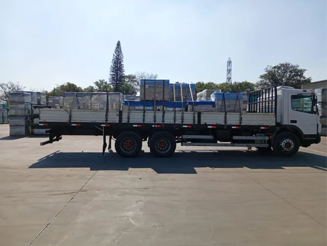 Caminhão Mercedes modelo 2426