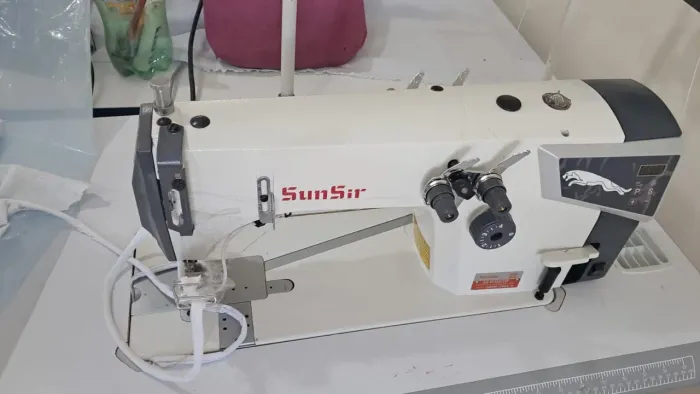 Máquina de costura pesponto SunSir nova.