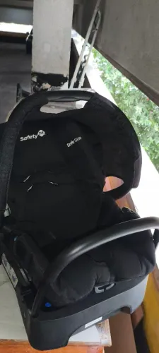 Vende-se um bebê conforto