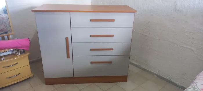 Cômoda com Porta e 4 Gavetas - Estado de Zero!