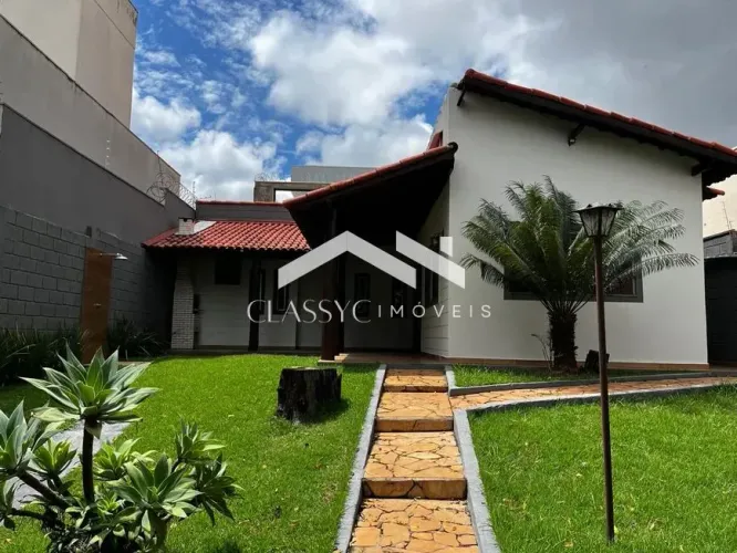 Casa no Jardim Karaíba, Uberlândia/MG | 110 m² úteis, 2 banheiros, 4 vagas de garagem.