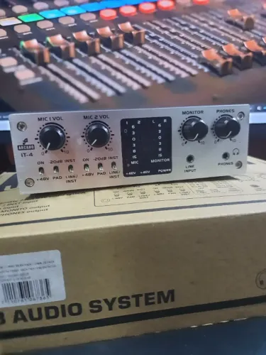 Interface de áudio USB Arcano IT-4 com pre-amp