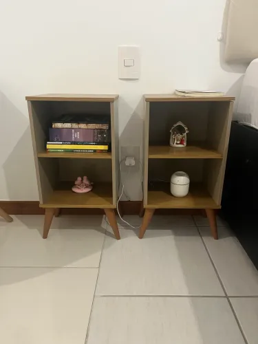 Duas mesinhas de cabeceira