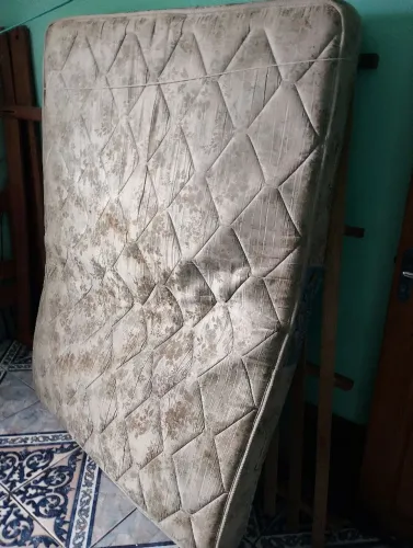 Vende- se uma cama de Angeli com o coxão