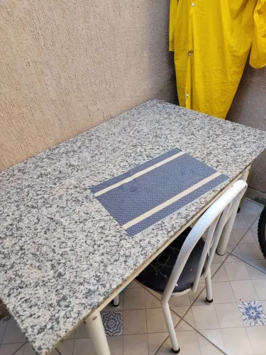 Mesa de jantar com tampo de granito