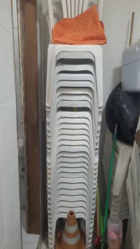 Cadeiras de plástico usadas - perfeito estado