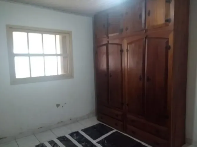 Guarda Roupa, Mesa com 4 cadeiras Rack, madeira estilo Coñonial